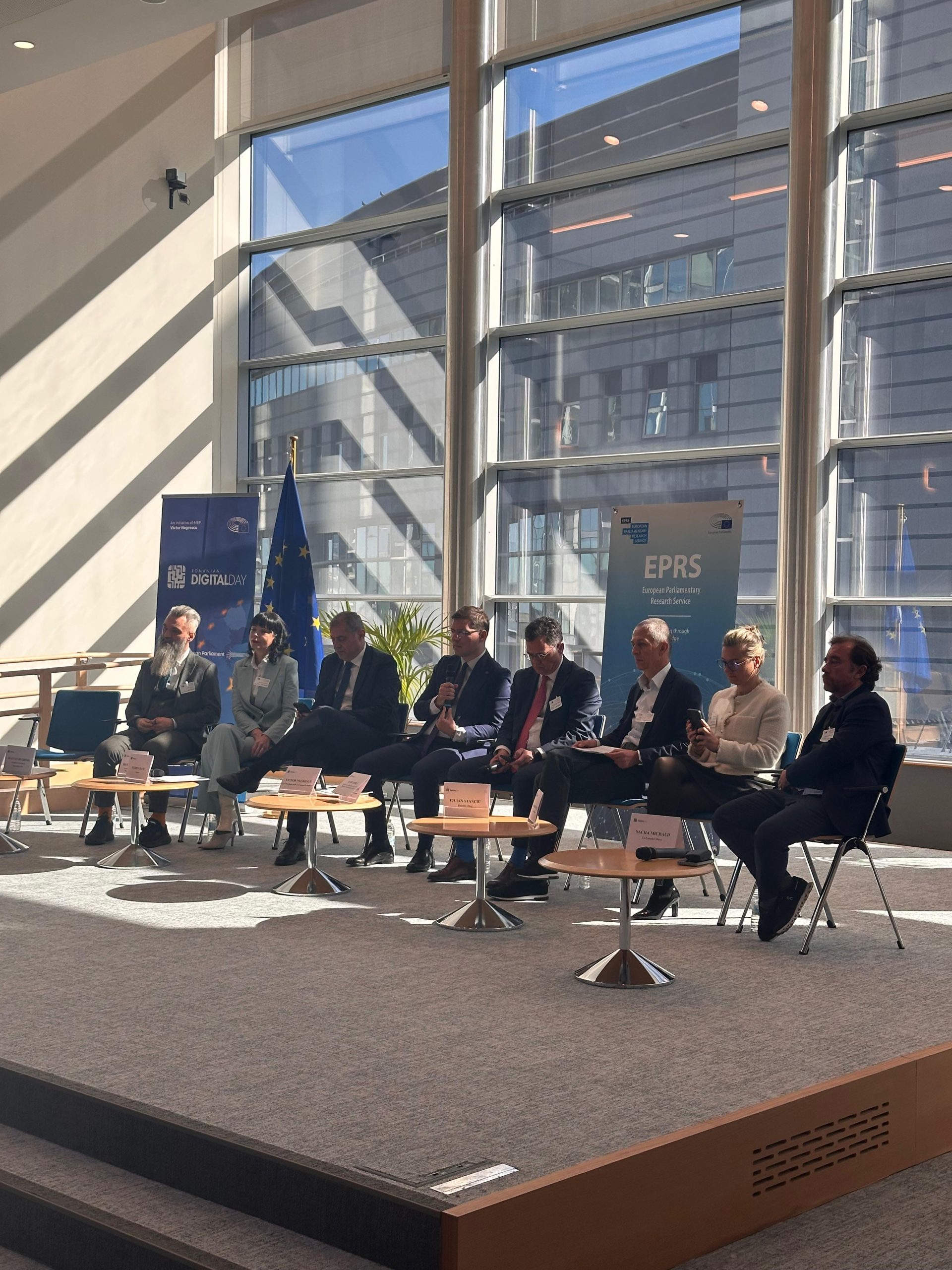 Participanții la Romanian Digital Day pe scenă, la începutul evenimentului