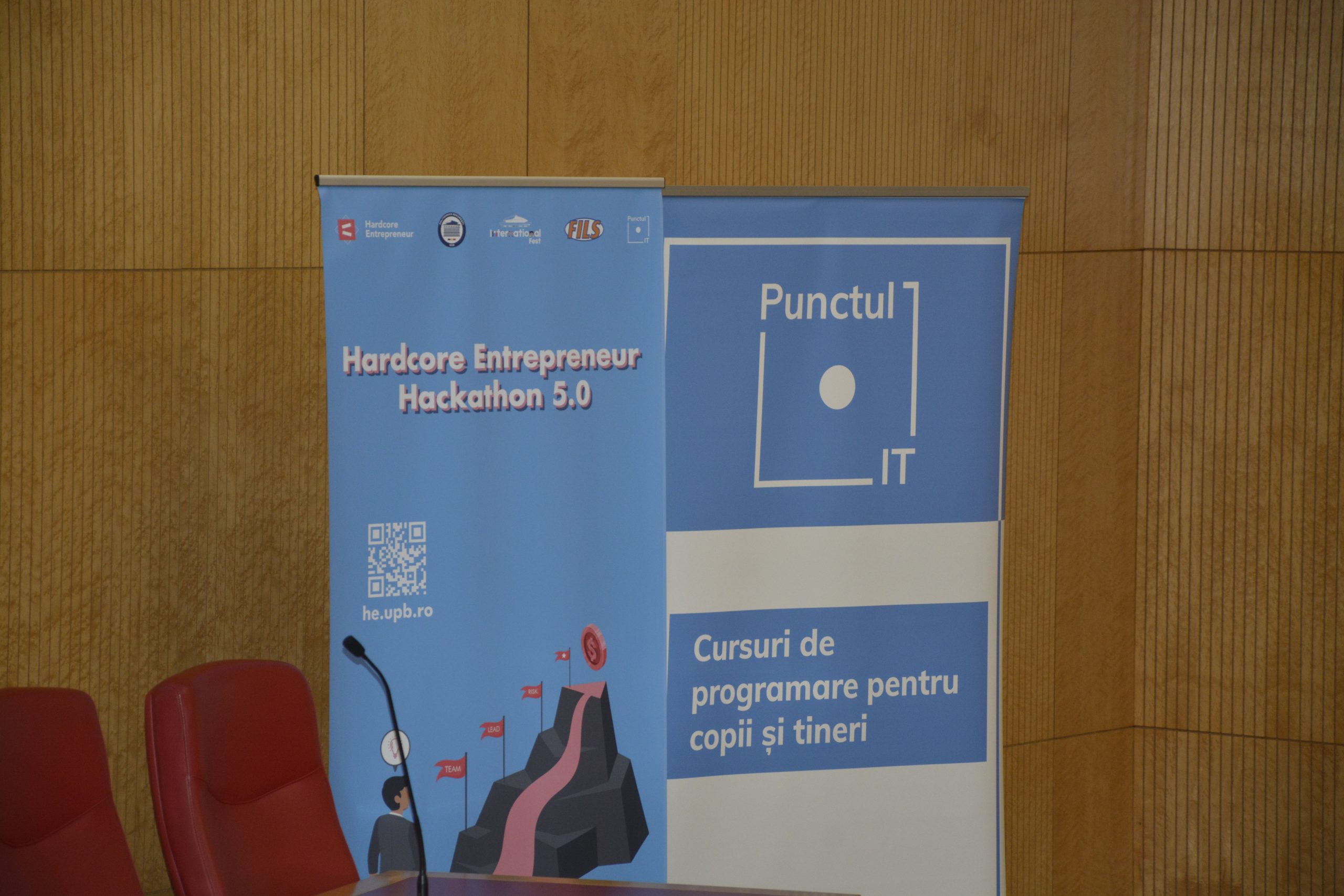 Afișul Hardcore Entrepreneur lângă afișul Punctul IT