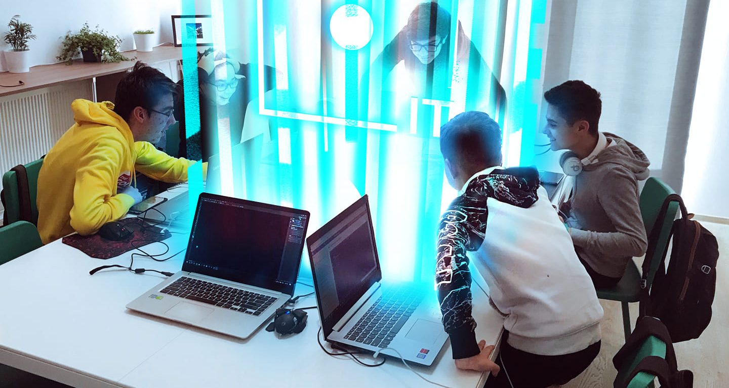 copii la laptopuri în cadrul unui curs de programare punctul IT