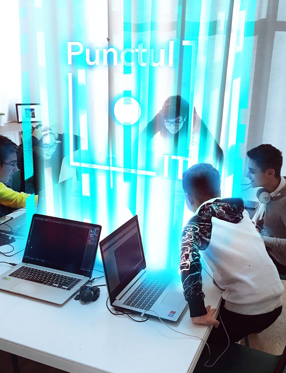 copii la laptopuri în cadrul unui curs de programare punctul IT